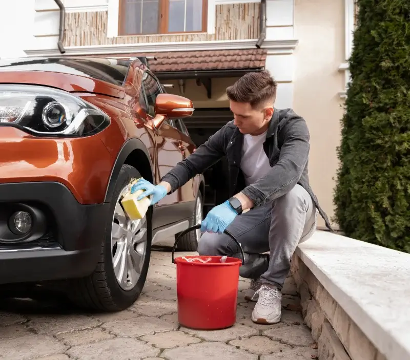 Lavage auto à domicile Angerville : professionnel intervenant sur un véhicule